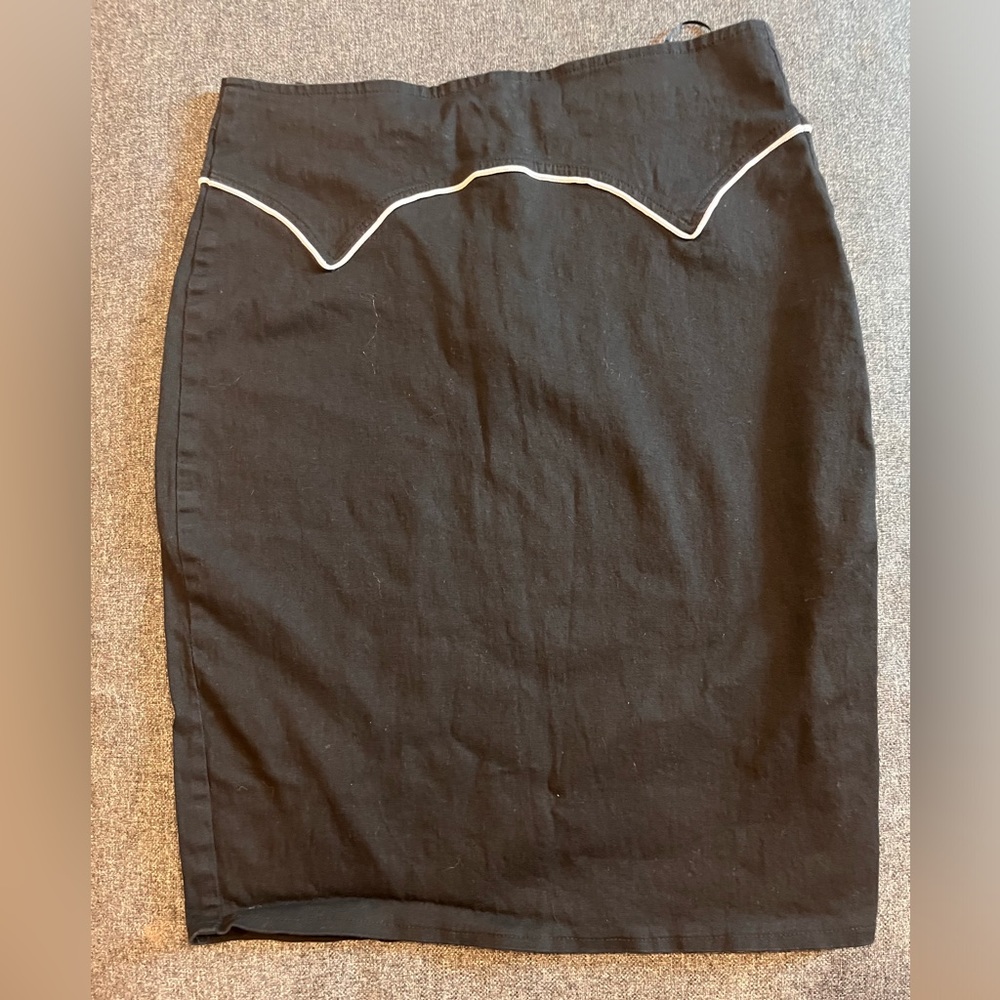 Black vintage style skirt.